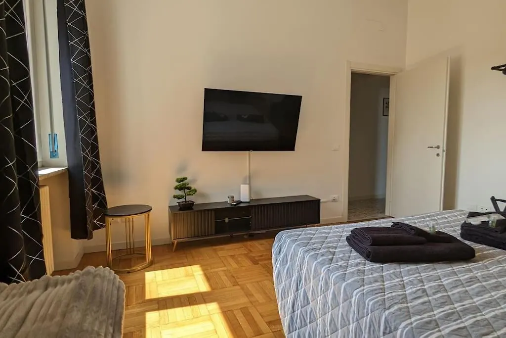 Apartment Room With Free Parking 5 Minutes Walk From Arena Verona Italy